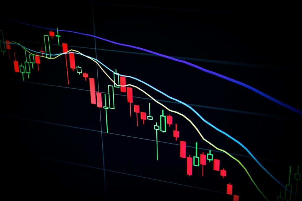 マイナススワップの仕組みを示す為替チャートと通貨記号のイメージ