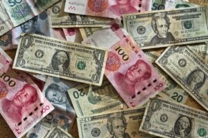 スワップ運用が注目される理由を示す世界の通貨と金利のイメージ